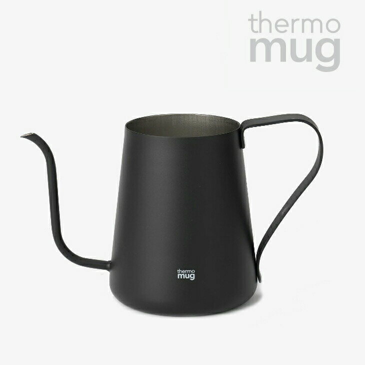 DISCRIPTION-製品説明- グッズ Made in Tsubame Drip Pot 「thermo mug x TSUBAME」 thermo mug+では、日本の伝統文化と「thermo mug SENSITIVITY=感度」のコミュニケーションを通じたものづくりを発信しています。 今回一緒に取り組んだのは新潟県燕にある高桑金属株式会社。 刃物・金物や洋食器の生産が盛んなものづくりの街で「thermo mugと一緒に使用できるキッチンツール」のものづくりコラボレーションです。 ステンレス製のドリップ専用ポットは、適正容量500ml（本体満水600ml)。 ボディサイズを小型化し軽量化にすることでドリップする際にハンドリングし易くなっています。 2-4 杯（コーヒーカップの形状によって前後します）のコーヒーを淹れるのにお勧めで、注ぎ口は極細口、口先は水切れが良いようにカットしています。 直火には対応しておりませんので、別のやかん等でお湯を沸かしていただき、移し替えることでお湯が適温になりおいしくコーヒーを淹れて頂けます。 SIZE&FIT-サイズ感- ・容量 0.6L ・奥行 100mm ・高さ 120mm ・横幅 200mm ・重量 264g DETAIL-詳細- ・素材 本体：18-8ステンレス ・生産国 本体：日本 加工・組立：日本 ・注意事項 こちらの商品は実店舗からの取り寄せの在庫も含む為、次のような事がある場合がございます。 ※1.靴箱の破損や色あせ ※2.靴箱内の包装用紙破れ、商品タグなどが無い状態 ※3.製造上のボンドの付着 尚、実店舗から取り寄せの商品は検品を行って販売可能な商品であります。 その為、商品の状態はお任せ頂けますよう予めご了承下さい。 SIMILAR ITEMS-関連商品- ≫THERMO MUG一覧はこちら≪ メーカー希望小売価格はメーカーカタログに基づいて掲載しています
