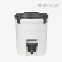 DISCRIPTION-製品説明- グッズ　Water Jug 2gal (ウォータージャグ 7.5L) アウトドアやスポーツ等、大人数のイベントで活躍する7.5Lのジャグです。 保冷フォーム入りで、氷を入れると長時間保冷効果を持続します。 片手プッシュで簡単に飲み物を注ぐ事が可能です。 栓は取り外し可能なので、お手入れも簡単です。 保冷効力：8度以下(6時間) SIZE&FIT-サイズ感- ・容量(L) 7.5 ・長さ(cm) 29.7 ・幅/奥行(cm) 29.7 ・高さ(cm) 34.3 ・直径(cm) 上部:28.1 本体底:24.2 DETAIL-詳細- ・素材 パッキン：シリコーンゴム 蓋：ポリプロピレン 本体外側：ポリプロピレン 本体内側：ポリプロピレン 注ぎ口：ポリプロピレン、ナイロン、ステンレス鋼 ・重量 1,973g ・生産国 中国 ・注意事項 こちらの商品は実店舗からの取り寄せの在庫も含む為、次のような事がある場合がございます。 ※1.靴箱の破損や色あせ ※2.靴箱内の包装用紙破れ、商品タグなどが無い状態 ※3.製造上のボンドの付着 尚、実店舗から取り寄せの商品は検品を行って販売可能な商品であります。 その為、商品の状態はお任せ頂けますよう予めご了承下さい。 SIMILAR ITEMS-関連商品- 《グッズ》 《グッズ》 ≫STANLEY一覧はこちら≪ メーカー希望小売価格はメーカーカタログに基づいて掲載しています