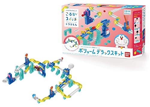 ◆商品名：バンダイ ころがスイッチ ドラえもん ボリュームデラックスキット (おもちゃ屋が選んだクリスマスおもちゃ2020「幼児、知育玩具」部門 選出商品) (C)藤子プロ・小学館・テレビ朝日・シンエイ・ADK (おもちゃ屋が選んだクリスマスおもちゃ2020「幼児、知育玩具」部門第1位選出商品) スタイル:通常版 種類:単品 商品紹介 大人気ころがスイッチシリーズより、大ボリュームなキットのセットが登場！新規パーツのブリッジブロックを使えば、よりダイナミックなコースを作る事ができます。【セット内容】●ひみつ道具スイッチ7種(タイムふろしき、スーパー手ぶくろ×2、コエカタマリン、どこでもドア、バイバイン、タケコプター、エスパー帽子)、●基本パーツ14種(ブロック×32、ハーフブロック×16、トールブロック×16、カーブレール×12、さかみちレール×12、レール×6、レールロング×4、ブリッジブロック×8、スタート×2、ゴール×2、ドラえもんゴール、ミニドラえもんゴール、青ボール×4、赤ボール×4) 安全警告 -