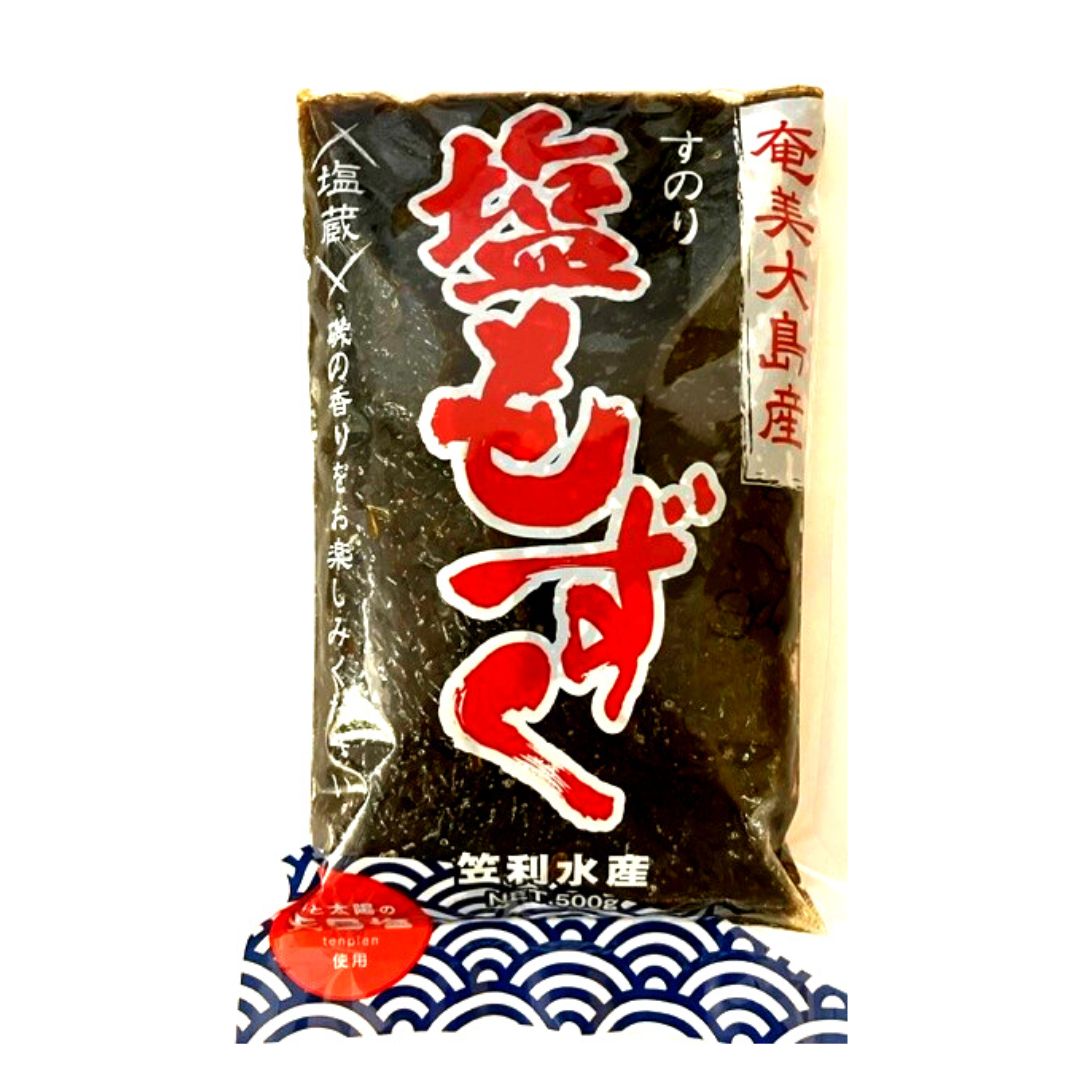 奄美大島の笠利水産の『もずく』です！ 【商品紹介】 ■このもずくは保存をよくするために塩漬けになっております。 ■開封時はたっぷりの水でもみ洗いをして十分に塩分を洗い流してからご利用ください。 ■酢の物、吸い物、鍋物にご利用ください。 ■小魚、小エビなどの海のものが入っていることがありますが、開封時のもみ洗いにて取り除いてください。 【商品情報】 ■原材料：もずく(奄美大島産)、自然海塩 ■内容量：500g ■保管方法：直射日光、高温多湿を避け、開封後は冷蔵庫にて保存してください。 【お届け方法】 ■全国送料無料、クロネコヤマトのネコポス(ポスト投函-安心追跡サービス付き)にてお届けいたします。(日時指定はできません)