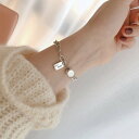 シンプルで上品どんなシーンにも輝きを添えるブレスレット アクセサリー ロゴ入り おしゃれ チェーン 万能 デイリー ドレス セレモニー カジュアル オフィス 夏 韓国ファッション フォーマル 大人 繊細 洗練 スクエアモチーフ プレゼント 贈り物 ギフト