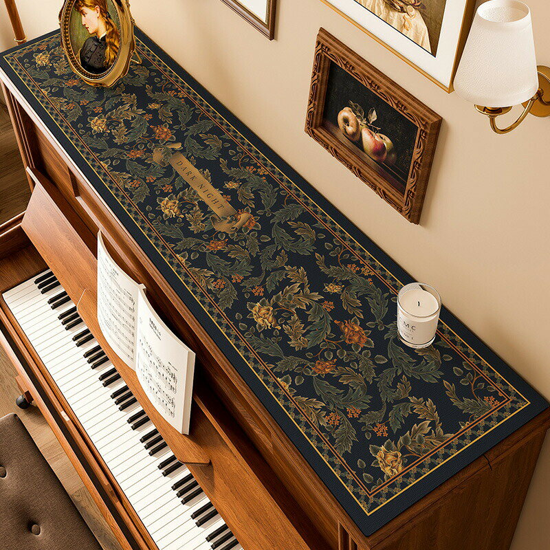 ♪【デザイン】：ピアノは湿気に弱い楽器なので、カバーには通気性のいい素材を選ぶことが大切です。このピアノカバーはピアノ天板をカバーしますので湿気ご心配しないでください。♪【エレガント】：このピアノカバーを掛けて、部屋はすぐに明るくなります〜家ももっと雰囲気が溢れています〜　上品で優雅な空間を演出するピアノカバー！♪【オススメ用途】：電子ピアノカバー・キーボードカバー・アップライトピアノのトップカバーとしてご使用いただけます。ローボードや下駄箱など長めの家具のカバーリングにもご使用いただけます。♪【お手入れ簡単】手洗い、丸洗いもOKです！低温でアイロンがかけられます。陰干しをしてください。漂白は避け、直射日光に当てず、乾燥機は使用しないでください。