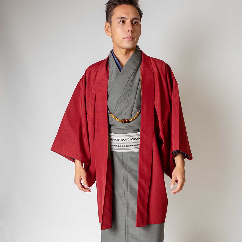 往復送料弊社負担 【レンタル】メンズ着物アンサンブル【対応身長175cm～185cm】【 LLサイズ】フルセットー着物グレー×羽織レッド 着流し 羽織 パパ着物 父親 春 秋 冬 着付け簡単 おしゃれ着 カジュアル 貸衣装 レンタル衣裳 七五三 お正月 初詣 旅行 食事会 レンタ