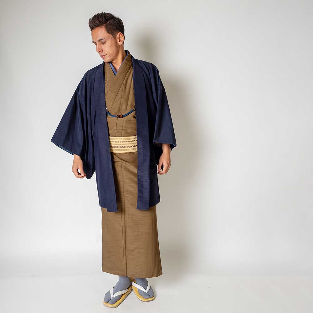 往復送料弊社負担 【レンタル】メンズ着物アンサンブル【対応身長165cm～175cm】【 Mサイズ】フルセットー着物ブラウン×羽織ネイビー 着流し 羽織 パパ着物 父親 春 秋 冬 着付け簡単 おしゃれ着 カジュアル 貸衣装 レンタル衣裳 七五三 お正月 初詣 旅行 食事会 レ