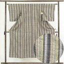 【中古】紬 リサイクル着物 身丈148cm 裄62cm 前幅21cm 後幅28cm 袖丈49cm 正絹(シルク) レディース 袷仕立 縞 秋冬春用 グレー地 裄...