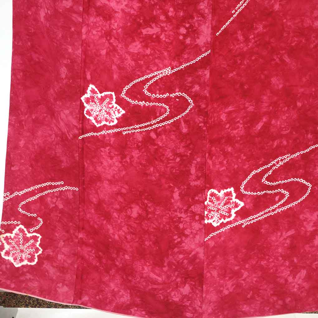 【中古】小紋 リサイクル着物 身丈161cm 裄64cm 前幅24.5cm 後幅29cm 袖丈56cm 正絹（シルク） レディース 袷仕立 秋冬春用 赤地 裄Mサイズ 美品 リユース