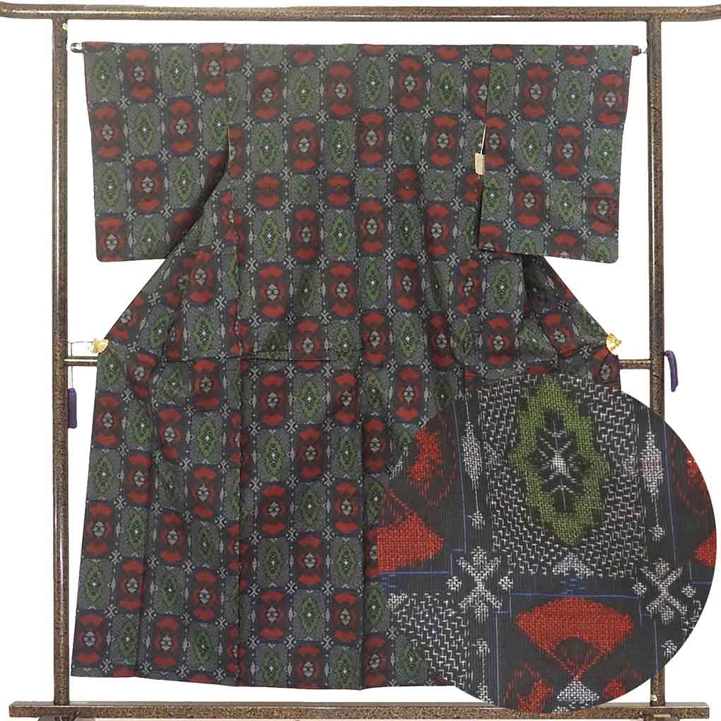 【中古】紬 リサイクル着物 身丈157cm 裄65cm 前幅24.5cm 後幅30cm 袖丈53cm 袖幅33cm レディース 袷 扇面 裄Mサイズ 秋冬春用 正絹(シルク)黒地 美品 リメイク リユース