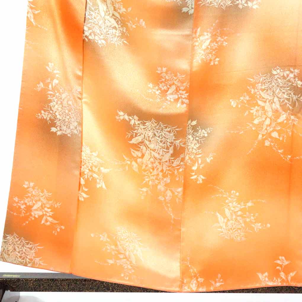 ギフト対応についてはこちらをご覧ください 正絹のオレンジ地の袷小紋着物です。光沢のある綸子系の生地に白い花の意匠でカジュアル用途にお召しいただけます。身長156cm-166cm程度、標準体型の方にオススメサイズです。ホックではなく糸で止めるタイプの広衿仕立てです。しつけ糸はございませんが、概ね綺麗な状態で特に気になるシミ等は見当たりません。胴裏もほぼ変色はなく綺麗な状態です（写真4、5）。【サイズ】身丈161cm 裄65cm 前幅24.5cm 後幅28cm 袖丈49cm（身丈は肩から）【状　態】ランクAランクS…しつけ糸付きの未着用品ですが、リサイクル品のため、胴裏は全体的に黄変している場合がございます。ランクA…着用された形跡はありますが、商品登録時に見た感じではほとんど汚れは見当たりません。ランクB…多少の汚れはありますが、気にしない方なら充分着用可能です。ランクC…通常の着用としてではなく、着付の練習用などにお使いいただいたほうがいい状態です。ランクD…随所にシミや汚れ、ヤケがございます。着用には不向きですので手芸用のハギレとしてお使いください。【ご注意】 ◆リサイクル着物は原則としてたとう紙はお付けいたしておりません。たとう紙が必要な場合は別途ご注文下さい→リサイクル着物用たとう紙（長さ約64cmの帯用のたとう紙です） ◆商品説明には万全を期しておりますが、リサイクル品のため、多少の汚れ等はご容赦下さいますようお願い致します。 ◆着物・羽織等で裄が合わない場合はリサイクル着物裄直しを5500円（税込）にてご用意いたしております。詳しくはこちらをご覧ください→リサイクル着物裄直しWe ship to oversea from Osaka Japan. We will let you know the shipment cost ahead of time, but also you can find it out on this page. Products weigh between 800g and 1300g each. We use EMS or SAL, as you like.着物商品説明 色・柄 正絹のオレンジ地の袷小紋着物です。光沢のある綸子系の生地に白い花の意匠でカジュアル用途にお召しいただけます。身長156cm-166cm程度、標準体型の方にオススメサイズです。ホックではなく糸で止めるタイプの広衿仕立てです。 状態 【ランクA】しつけ糸はございませんが、概ね綺麗な状態で特に気になるシミ等は見当たりません。胴裏もほぼ変色はなく綺麗な状態です（写真4、5）。 サイズ 身丈161cm 裄65cm 前幅24.5cm 後幅28cm 袖丈49cm（身丈は肩からの寸法です） 仕立て方・季節 袷仕立（1月-5月、10月-12月に着用可能・2週間程度の季節の先取りは可能です） 特記事項 ◆リサイクル着物は原則としてたとう紙はお付けいたしておりません。たとう紙が必要な場合は別途ご注文下さい→リサイクル着物用たとう紙110円（税込）（長さ約64cmの帯用のたとう紙です） ◆リサイクル着物裄直しを5500円（税込）にてご用意いたしております。詳しくはこちらをご覧ください→リサイクル着物裄直し 着物状態ランク説明 ランクS しつけ糸付きの未着用品ですが、リサイクル品のため、胴裏は全体的に黄変している場合がございます。 ランクA 着用された形跡はありますが、商品登録時に見た感じではほとんど汚れは見当たりません。 ランクB 多少の汚れはありますが、気にしない方なら充分着用可能です。 ランクC 通常の着用としてではなく、着付の練習用などにお使いいただいたほうがいい状態です。 ランクD 随所にシミや汚れ、ヤケがございます。着用には不向きですので手芸用のハギレとしてお使いください。