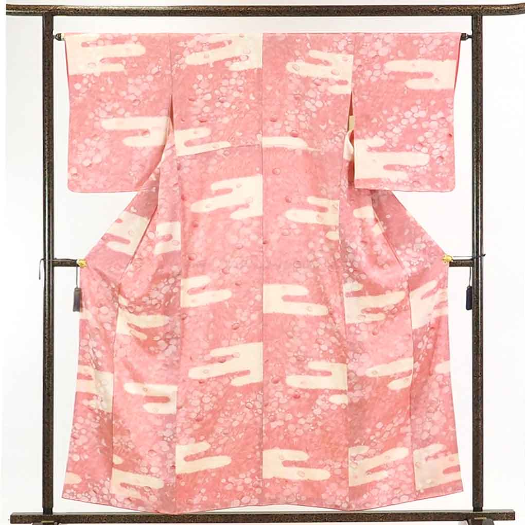 【中古】小紋 リサイクル着物 身丈159cm 裄64cm 前幅23cm 後幅29cm 袖丈53cm 正絹(シルク) レディース 袷仕立 秋冬春用 ピンク地 裄Mサイズ 美品 リユース