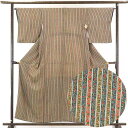【中古】小紋 リサイクル着物 身丈157cm 裄65cm 前幅25cm 後幅29cm 袖丈49cm 正絹(シルク) レディース 袷仕立 縞 秋冬春用 茶色 裄M...