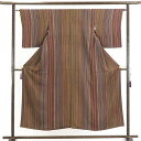 【中古】小紋 リサイクル着物 身丈152cm 裄63cm 前幅22.5cm 後幅28cm 袖丈49cm 正絹(シルク) レディース 袷仕立 縞 秋冬春用 茶色 ...