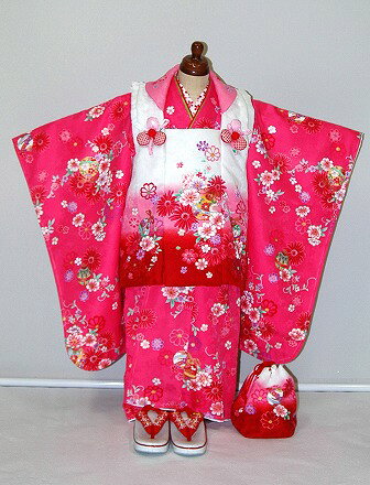七五三キャンペーン商品【往復送料無料】三歳 三つ身 【女児三歳七五三セット内容】きもの・長襦袢・被布・草履・巾着 《複数口割引》2点以上お申し込みいただくと、1000円×個数を割引◆同一ご利用日に限ります。お届け先は別々でも割引対象となります。備考欄に、追加注文とお書き添え下さい。割引価格に変更させていただきます。身丈肩裄袖丈前幅衽共後幅85cm位46cm位56cm位26cm位20cm位サイズ　；　身長95cmより110cm位に対応・被布丈50cm前から見た着付け姿です柄のアップです後ろから見た裾部分です◇帯・被布・小物の色柄はイメージです◇□ 七五三女児3歳用セット内容□三ツ身着物、被布、長襦袢、草履、バッグ、子供足袋 プラス2,000円で“被布（ひふ）”から“結び帯”への変更ができます。下のオプション欄か続けて申し込みください。