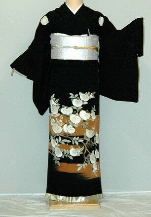 草履バックアップグレード+2,000円ローブデコルテ調の草履バッグセットアップグレード+4,800円※価格はご注文後に訂正させて頂きます。&nbsp;結婚式キャンペーン商品【往復送料無料】☆★☆ご自宅・ホテル等　国内でしたらどこにでもお届けいたします★☆★S寸標準サイズ 28,800円留袖17点セット（留袖・袋帯・長襦袢・帯締め・帯揚げ・重ね衿・草履・バッグ・肌襦袢・裾除け・腰紐5本・前板・帯枕・衿しん・伊達締め2本（マジックベルト）・扇子）さらに、往復送料無料とさせていただきます。《複数口割引》2点以上お申し込みいただくと、1000円×個数を割引◆同一ご利用日に限ります。お届け先は別々でも割引対象となります。備考欄に、追加注文とお書き添え下さい。割引価格に変更させていただきます。商品説明★標準サイズ★身丈肩裄袖丈前幅後幅162cm65cm49cm25cm30cmサイズ；S寸標準サイズ・・・身長148cmより162cm位に対応ヒップ102cm位までの方に、ギリギリ105cm位まで■着物のサイズについて詳しくお知りになりたい方は「きもの庄司」（庄司呉服店）まで電話かメールにてお問い合せ下さい。□大阪・神戸・京都はもとより、北は北海道から東北・東京・神奈川・千葉・埼玉・静岡・名古屋・福岡・沖縄まで日本全国どこへでも、往復送料無料で、お届けさせていただきます。★キャンセル料★☆　☆★支払い方法★★キャンセル料★☆　☆★支払い方法★ご予約状況 R4年03月05日前後ご予約済(W様) R4年03月26日前後ご予約済(K様) ■ご予約日、前後6日間は、発送の都合上ご利用頂くことができません。■ 表地：高級留袖正絹100％■ 裏地：比翼仕立合成繊維※着付けに必要なタオルのみ、ご準備ください。【紋は五三の桐です】rta〔黒留袖レンタル〕〔留袖レンタル〕〔往復送料無料〕〔着物レンタル〕rt152〔結婚式〕〔貸衣装〕留袖フルセット・小さいサイズ・S寸前から見た着付け姿です柄のアップです後ろから見た裾部分です◇帯の柄は、季節・年令によって、あわさせていただきます◇□ 28800円留袖セット内容 □留袖・袋帯・長襦袢・帯締め・帯揚げ・重ね衿・草履・バッグ・肌襦袢・裾除け・腰紐5本・前板・帯枕・衿しん・伊達締め2本（マジックベルト）・扇子