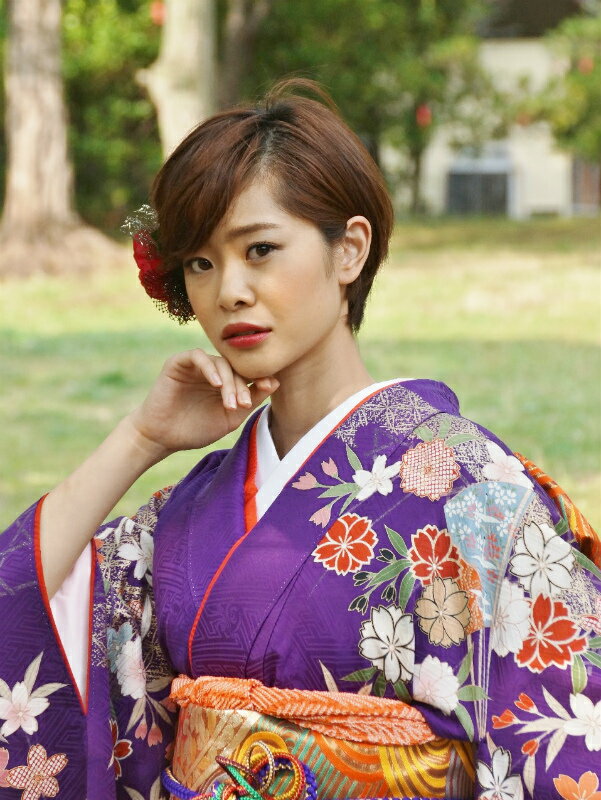 RSa2027年成人式キャンペーン商品インターネットご予約割引き特別価格/★98000円をL寸標準サイズ 79,800円☆フルパックをつけても89800円☆成人式振袖6点セット（振袖・袋帯・長襦袢・帯揚げ・帯締め・重ね衿）さらに、往復送料無料とさせていただきます。11月までにお申込のお客様でお支払いに代引きをお選びのお客様は受付より2週間以内にお申込金1万円をお振込下さい。&nbsp;身丈肩裄袖丈前幅後幅165cm68cm106cm25cm30cmサイズ；L寸・・・身長153cmより168cm位に対応ヒップ102cm位までの方に、ギリギリ105cm位まで■着物のサイズについて詳しくお知りになりたい方は「きもの庄司」（庄司呉服店）まで電話かメールにてお問い合せ下さい。□大阪・神戸・京都はもとより、北は北海道から東北・東京・神奈川・千葉・埼玉・静岡・名古屋・福岡・沖縄まで日本全国どこへでも、均一料金で、お届けさせていただきます。□2027年成人式□　■■ご予約受付中です！■■RSb———————————————————————————————————オプションにて、成人式に必要な着付け小物をご用意させていただきます。□ プラス10000円　成人式振袖フルパック内容 □草履・バッグ・ショール・肌襦袢・裾除け・腰紐4〜5本・前板・衿しん・伊達締め2本（マジックベルト）上のお申し込み欄の、フルパックオプションの選択で、必要をクリックしてお選びください。———————————————————————————————————泉州美人×きもの庄司/2027年成人式　振袖レンタル 予約受付中前から見た着付け姿です柄のアップです後ろから見た裾部分です◇帯の柄はきものによって、あわさせていただきます◇ □ 成人式振袖セット内容 □フルセットでご用意させていただきます。振袖・袋帯・長襦袢・帯締め・帯揚げ・重ね衿・草履・バッグ・ショール・コーリンベルト・肌襦袢・裾除け・腰紐4〜5本・前板・衿しん・伊達締め2本（マジックベルト）・帯枕送料は、往復送料無料とさせていただきます。 ◇画像の袋帯の柄はイメージになります。スタッフがお選びしてお届けさせていただきます◇