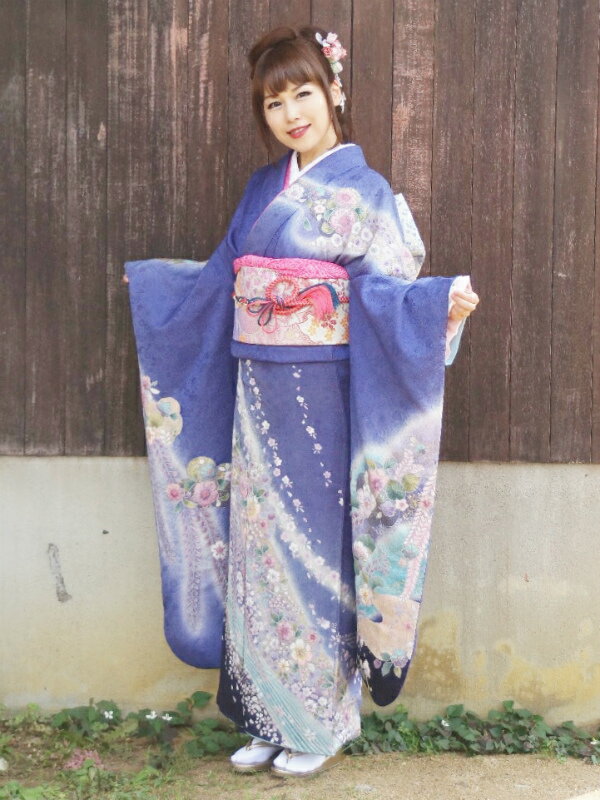 RSa2027年成人式キャンペーン商品インターネットご予約割引き特別価格/★88000円をL寸標準サイズ 69,800円☆フルパックをつけても79800円☆成人式振袖6点セット（振袖・袋帯・長襦袢・帯揚げ・帯締め・重ね衿）さらに、往復送料無料とさせていただきます。11月までにお申込のお客様でお支払いに代引きをお選びのお客様は受付より2週間以内にお申込金1万円をお振込下さい。&nbsp;商品説明★セミワイドサイズ★身丈肩裄袖丈前幅後幅169cm68cm106cm26cm31cmサイズ；セミワイドサイズ・・・身長153cmより170cm位に対応ヒップ103cm位までの方に、ギリギリ107cm位まで■着物のサイズについて詳しくお知りになりたい方は「きもの庄司」（庄司呉服店）まで電話かメールにてお問い合せ下さい。□大阪・神戸・京都はもとより、北は北海道から東北・東京・神奈川・千葉・埼玉・静岡・名古屋・福岡・沖縄まで日本全国どこへでも、往復送料無料で、お届けさせていただきます。ご予約状況□2027年成人式□　■■ご成約済みです(G様)■■■成人式の2日前にお届けさせてただきます。■ 表地：高級振袖正絹100％■ 裏地：胴裏正絹100％※着付けに必要なタオルのみ、ご準備ください。RSb成人式レンタル〔振袖レンタル〕〔成人式〕〔フルセット〕《レンタル振り袖》《着物レンタル》往復送料無料/貸衣裳/レンタル　振袖　貸衣装/成人式———————————————————————————————————オプションにて、成人式に必要な着付け小物をご用意させていただきます。□ プラス10000円　成人式振袖フルパック内容 □草履・バッグ・ショール・肌襦袢・裾除け・腰紐4〜5本・前板・衿しん・伊達締め2本（マジックベルト）上のお申し込み欄の、フルパックオプションの選択で、必要をクリックしてお選びください。———————————————————————————————————泉州美人×きもの庄司/2027年成人式　振袖レンタル 予約受付中前から見た着付け姿です柄のアップです後ろから見た裾部分です◇帯の柄はきものによって、あわさせていただきます◇ □ 成人式振袖セット内容 □フルセットでご用意させていただきます。振袖・袋帯・長襦袢・帯締め・帯揚げ・重ね衿・草履・バッグ・ショール・コーリンベルト・肌襦袢・裾除け・腰紐4〜5本・前板・衿しん・伊達締め2本（マジックベルト）・帯枕送料は、往復送料無料とさせていただきます。 ◇画像の袋帯の柄はイメージになります。スタッフがお選びしてお届けさせていただきます◇