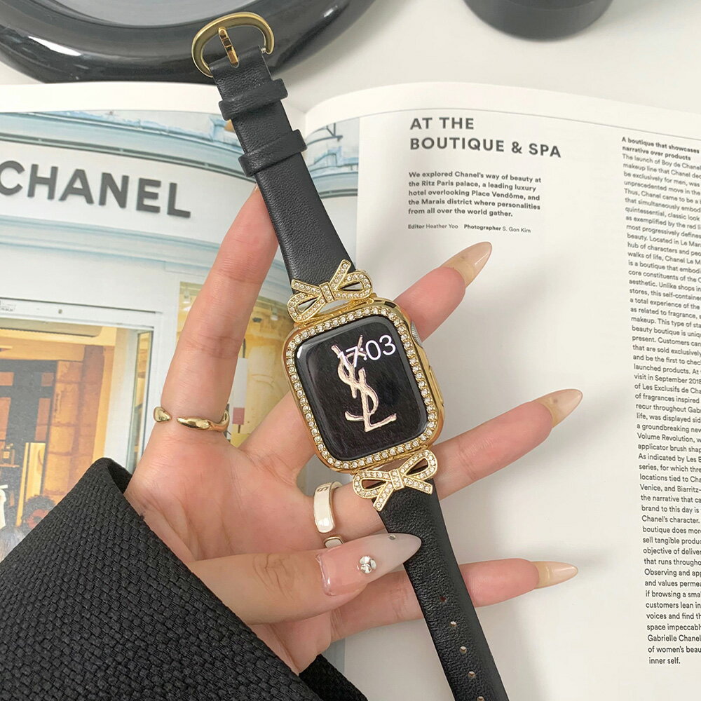 高級感あふれる本革レザーを使用した、女性のためのApple Watchバンド。キラキラ輝くゴールドのリボン..
