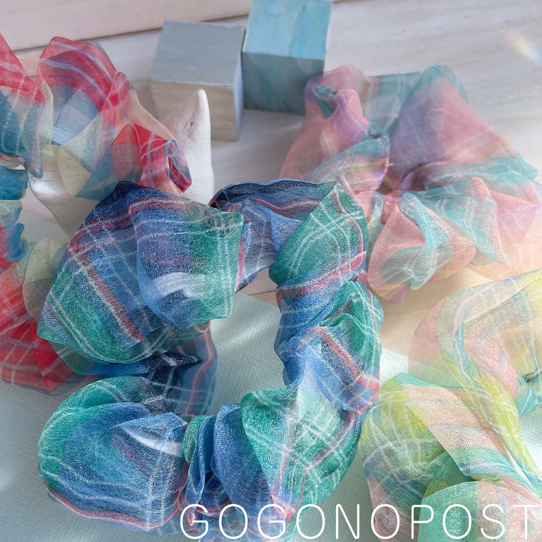 《送料無料》透け感チェック柄メッシュシュシュ 色違い2個セット ヘアゴム ヘアアクセ ブルー ピンク ライム レッド メッシュ生地 シースルー