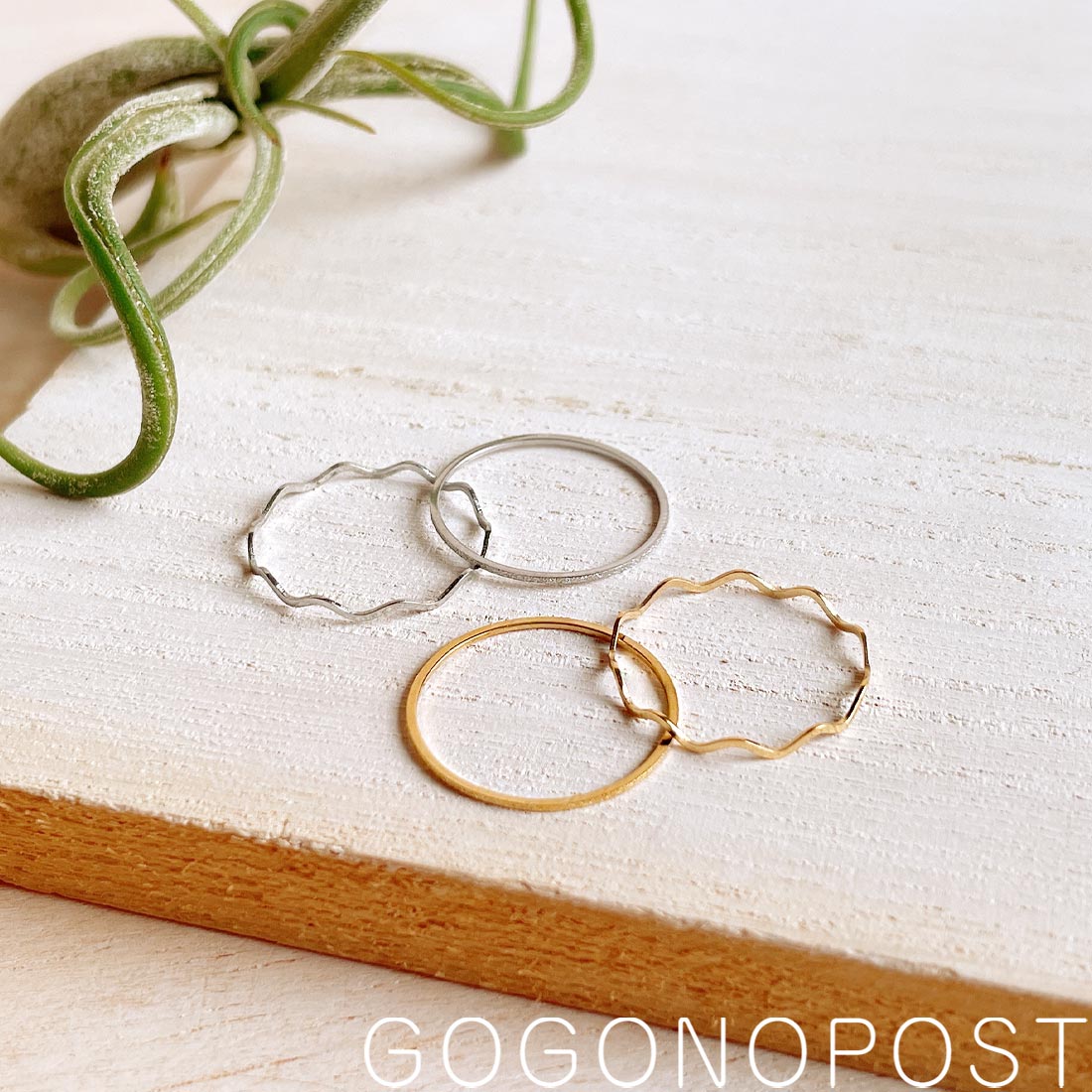 《送料無料》0.5mm極細チタンリング2種セット ゴールドカラー＆シルバーカラー ストレート＆なみなみデ..