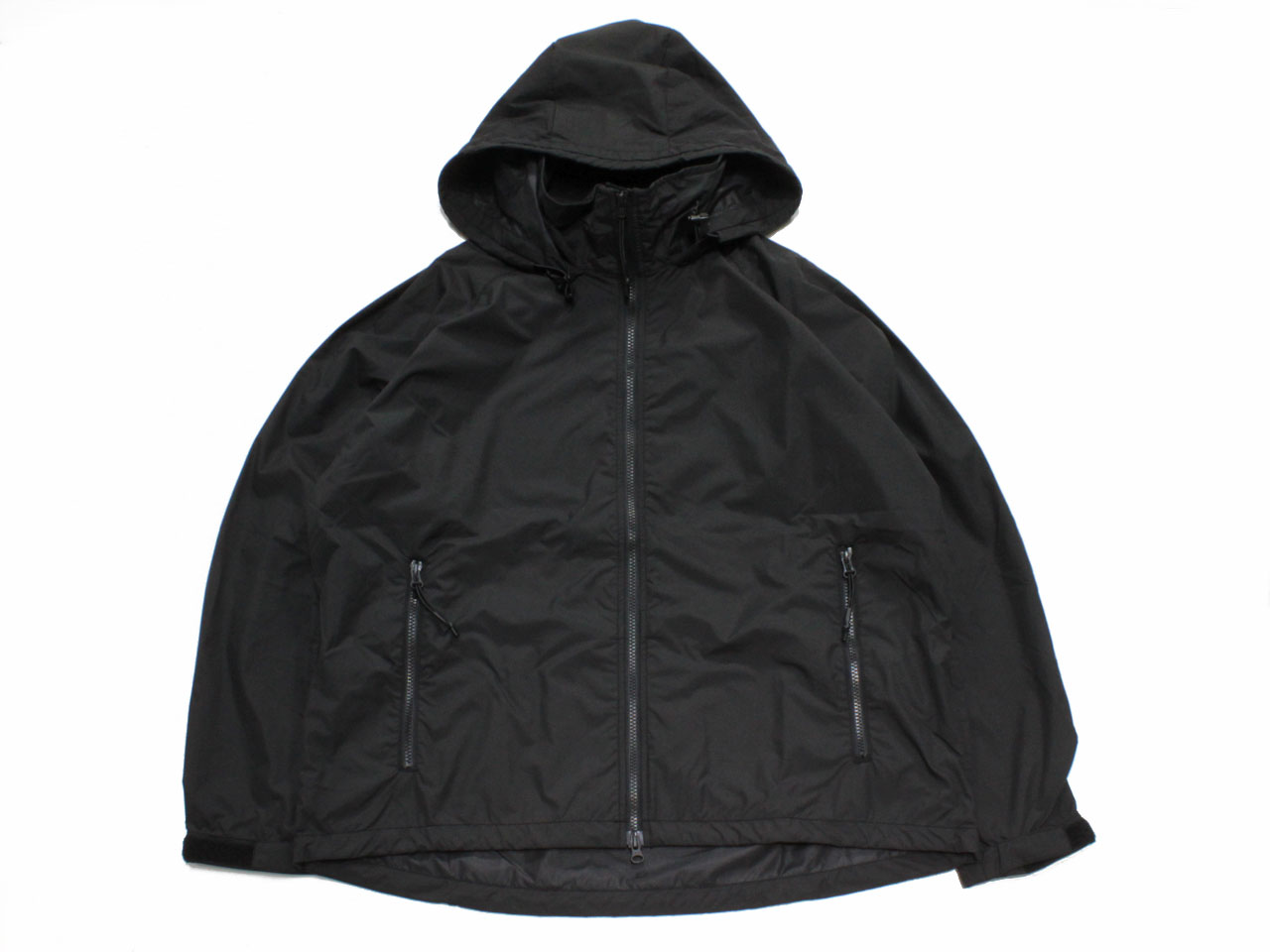 BURLAP OUTFITTER【バーラップ　アウトフィッター】より、高機能素材・EPIC(エピック)を使用したジャケットです。 “NO LOFT”、「中綿のない」ジャケットです。 シェルに使用する生地は、防風性・撥水性に優れた高機能素材・...