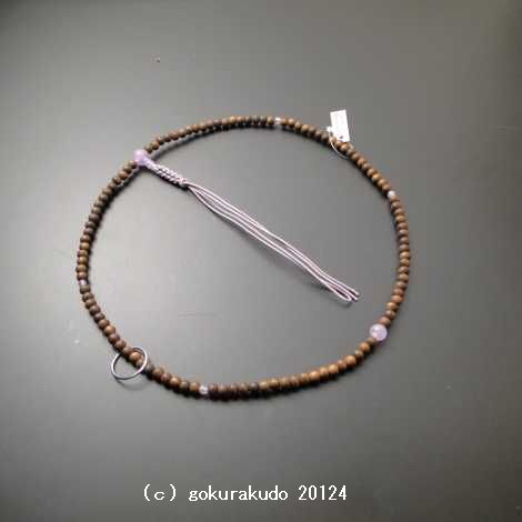 数珠 曹洞宗 尺 主玉栴檀、(親・四天・ぼさ・向かい親)藤雲石、銀環入、正絹藤色紐房