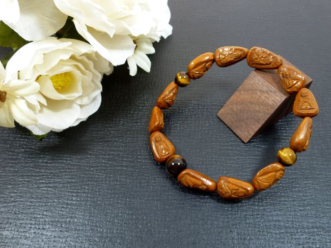 『松の実ブレスレット』羅漢彫り-虎目石（タイガーアイ）仕立て縁起物 魔除け 念珠 木製ブレスレット ..