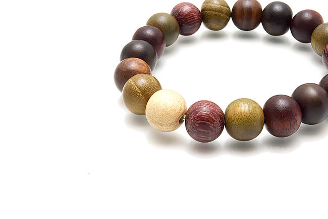 『虹色貴珠ブレスレット（木のブレスレット）』★7種の木を使用★10ミリ★当店オリジナル品念珠 木製ブレスレット 木のブレスレット 腕輪 数珠ブレスレット パロサントブレスレット 楠の木 楠 クスノキ きれい お守り 魔除け 厄除け 厄除け祈願