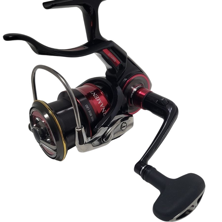 【中古】DAIWA/ダイワ 22トーナメントISO 競技LBD【フィッシング/釣り/釣具】【スピニングリール】【左ハンドル/レフトハンドル】 モノコックボディがもたらす、LBリールのさらなる進化。競技会を席巻する最速のスペック。高い剛性、パワー、耐久性、そしてシルキーな回転性能が、LBの新たな姿を映し出す。 6