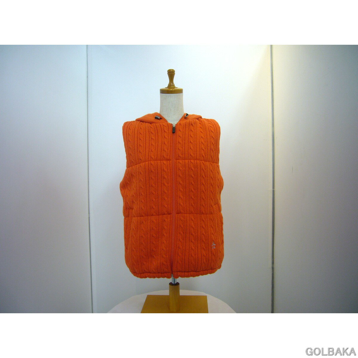送料無料【新品】マンシングウェア2023年秋冬モデル　ケーブル編み　中綿ニットアウターベストMGWWJK52【ゴルフウェア】【レディス】【秋冬ウェア】【w40】