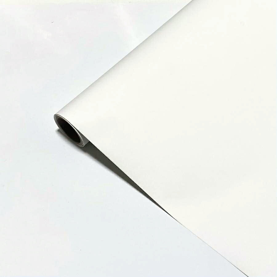 商品概要 サイズ：幅50cm×長さ5mです。 複数ご購入の場合は1つにしての発送です。 例）2つご購入の場合は長さ10m1つになります。最大の長さは15mまで1つなぎです。 素材：PVC カラー：ホワイト 注意：モニターの発色の具合によって実際のものと色が異なる場合がございます。また製造時期等により若干の色合いの違いもある場合もございます。 普通の壁紙の上からも貼れるシールタイプで簡単リフォーム 台紙から剥がして貼るだけのお手軽です。 幅50cmなので簡単にはることができます。 貼る時にずれてしまっても貼り直しできます。 貼る前に、壁を綺麗に拭いてください。 お手軽DIY 柔らかな風合いが魅力のホワイトの壁紙です。 ほんのり温かみのあるホワイトカラーが、お部屋を明るく開放的な空間へと演出します。主張しすぎないシンプルなデザインなので、リビングや寝室、子ども部屋、玄関など、さまざまなインテリアに自然になじみます。 裏面は貼りやすい粘着タイプで、DIY初心者の方でも簡単に施工できます。家具や収納、クローゼットの扉などのリメイクにもおすすめです。 おすすめポイント ・やさしいホワイトカラーで明るく清潔感のある空間を演出 ・リビング・寝室・子ども部屋・玄関・収納など幅広い場所におすすめ ・貼ってはがせるので賃貸DIYにもおすすめ ・防水・防汚仕様でお手入れも簡単 ・ハサミやカッターでお好みのサイズにカット可能 ・家具や収納、ドアのリメイクにも最適 日時のご指定がある場合は、ご注文の画面で配送方法の宅急便にご変更の上、日時のご指定お願いします。 特に指定がない場合には日時指定をしない方が早く届く場合もございます。耐摩耗性UP、汚れ防止機能UP ベルベット調で新感覚の壁紙シール 全6色