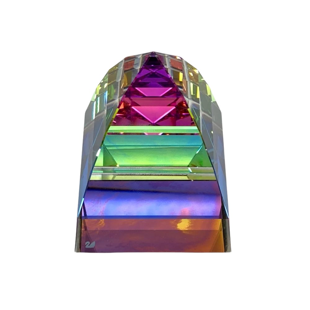 お問い合わせ番号 IT23KZVKA1J0 ブランド名 スワロフスキー SWAROVSKI 商品名 ピラミッド Pyramid ペーパーウェイトオブジェ 置物 型番 7450 カラー クリア 素材 クリスタルガラス サイズ 約 幅4 x 高さ5cm 注意事項 ※ご購入後のご質問はご遠慮ください。 ご不明な点は、詳細・写真をご覧のうえ、ご購入をお願いいたします。 ※お使いのモニターや設定等により色合いが多少異なる場合がございます。 ※掲載サイズには手作業のため誤差が生じることがございます。 ※新品仕上げ(磨き)済みの商品であっても、取り切れない細かな傷が残る場合がございます。 ※においの感じ方には個人差がございます。予めご了承ください。 ※購入後の状態変化につきましては保証いたしかねます。 ※出品中や輸送中の電池切れにつきましては、ご容赦ください。 ※貴金属地金商品は相場の変動がございますので、決済確定後のキャンセルは一切お受け出来ません。 ランク評価 　B 状態詳細 保管による微細傷等はご了承ください。 ※中古品の為、画像や記載の無いキズや汚れ等がある場合がございます。予めご了承下さいませ。 付属品 メーカー純正外箱、メーカー純正緩衝材※記載以外は付属しません ※付属品の状態はランク評価に含みません 評価基準 【N】 新品 【S】 未使用品だが展示や保管による僅かな状態変化のある商品 【A】 新品仕上げ済、もしくはそれ同等の状態の商品 　　　バッグなどは数回程度使用の美品 【AB】 僅かな使用感、微細傷はあるが、気にならない程度の商品 【B】 日常的に使用していたような使用感や傷などが見られる商品 【BC】 日常的に使用していたような使用感や傷などが多く見られる商品 【C】 かなり使い込まれた傷や使用感・劣化などが目立つ商品 【訳あり】 使用は可能だか、一部に問題のある商品 【ジャンク品】 破れや、動作不可などの機能不能な商品　部品取り用 ※当店独自の程度表です。大体の目安としてお考えください。