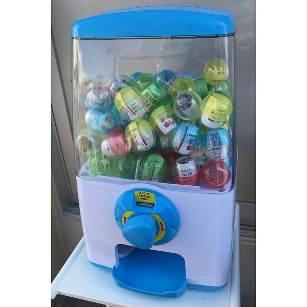 ゴールドスターのガチャマシーン　GACHA CUBE(ガチャキューブ)　＜コインフリー仕様＞　ピンク　『ハンドルを回すだけでカプセルが落ちてくる』卓上設置タイプのガチャガチャ本体です ※カプセルは別売りです｜アングル2