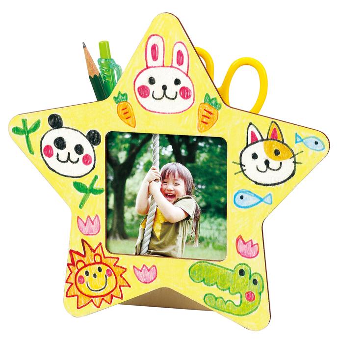 021256 木製小物入れ　星型 ￥726（税込） ￥660（税抜） 5つの絵が描ける星の形のフォトフレーム！ # 仕様 # 商品サイズ 200×38×200mm # セット内容 本体のみ # 重量 130g # 材質 木 # 制作に関する...