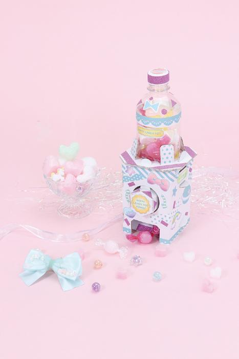 055891 キャンディーポット貯金箱 ￥660（税込） ￥600（税抜） ペットボトルでガチャガチャ風キャンディポット！ # 仕様 # 商品サイズ 組立時：約100×100×260mm # セット内容 貯金箱用台紙セット×1、イラストシール×1、デコレーションテープ（色取り混ぜ）×1 # 重量 87g # 材質 紙 # 制作に関する情報 制作時間 30分 対象年齢 6才以上 制作に必要なもの はさみ、カッター、油性ペン、色鉛筆、定規、セロハンテープ、マスキングテープ、300ml or 500mlペットボトル