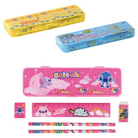 【商品番号】 2259-65 【本体サイズ】 195×60×22mm 【パッケージサイズ】 195×65×22mm 【個装形態】 ポリ袋入 【色・柄】 3種アソート 【材質】 ポリスチレン・木 【セット内容】 収納ケース・定規・消しゴム・鉛筆削り・鉛筆×5 【商品説明】 愛らしいキャラクターの文具5点セット　