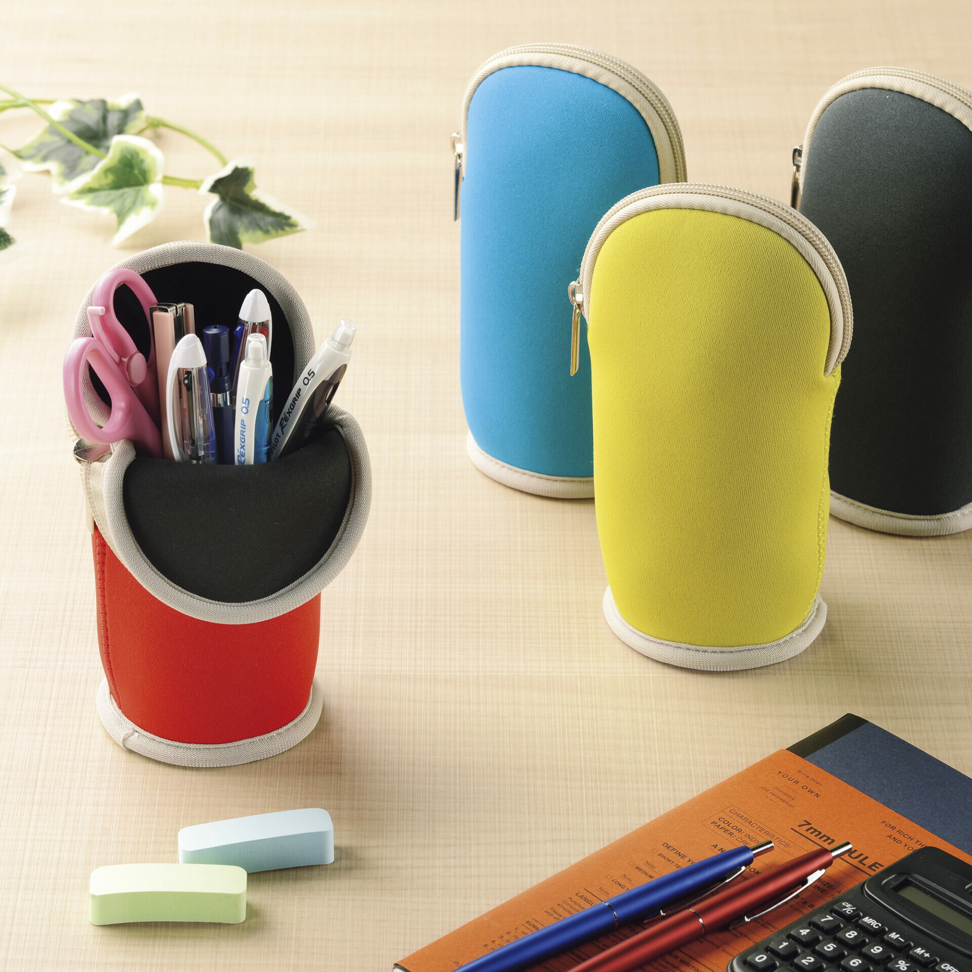 スタンドペンケース　持ち運びもできて立てて使える小物入れ【名入れ可能商品　別途費用が掛かります】