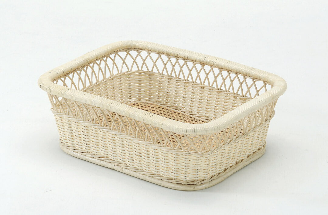 籐脱衣かご　天然ナチュラルカラーで清潔感が高くワンランク上の素材を使用して作られた籐製のバスケット　底面は丈夫な籐カゴメ編み張り仕様　目が細かく編んでありますので小さなコイン等落下する心配がありません　上品な脱衣カゴ