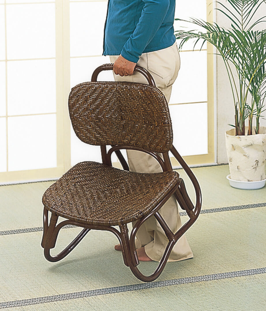 籐アジロ編み楽々座椅子 立ち座りが楽な座面高25cmで和洋室問わずご使用いただけます 重さわずか3kgで持ち運びもらくらく 座面・背もたれ部ともに熟練した職人による手造り総あじろ編み 天然素材独特の感触を味わえる座椅子 [3]
