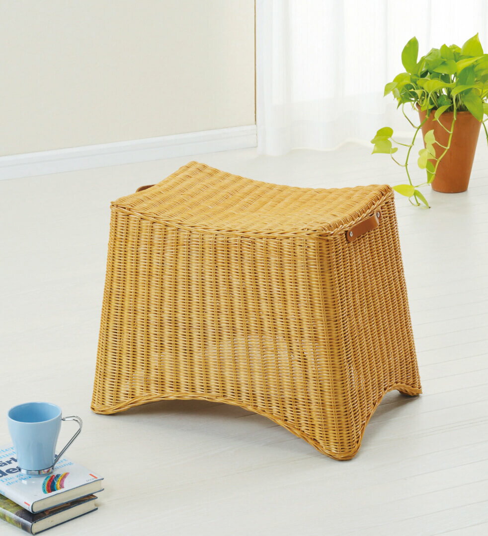 籐スツール 籐芯を編み込んで作られた斬新なデザインが魅力のスツールです。レザーバンドの取っ手がポイント。インテリア感覚で使える、おしゃれなデザイン。 [2]