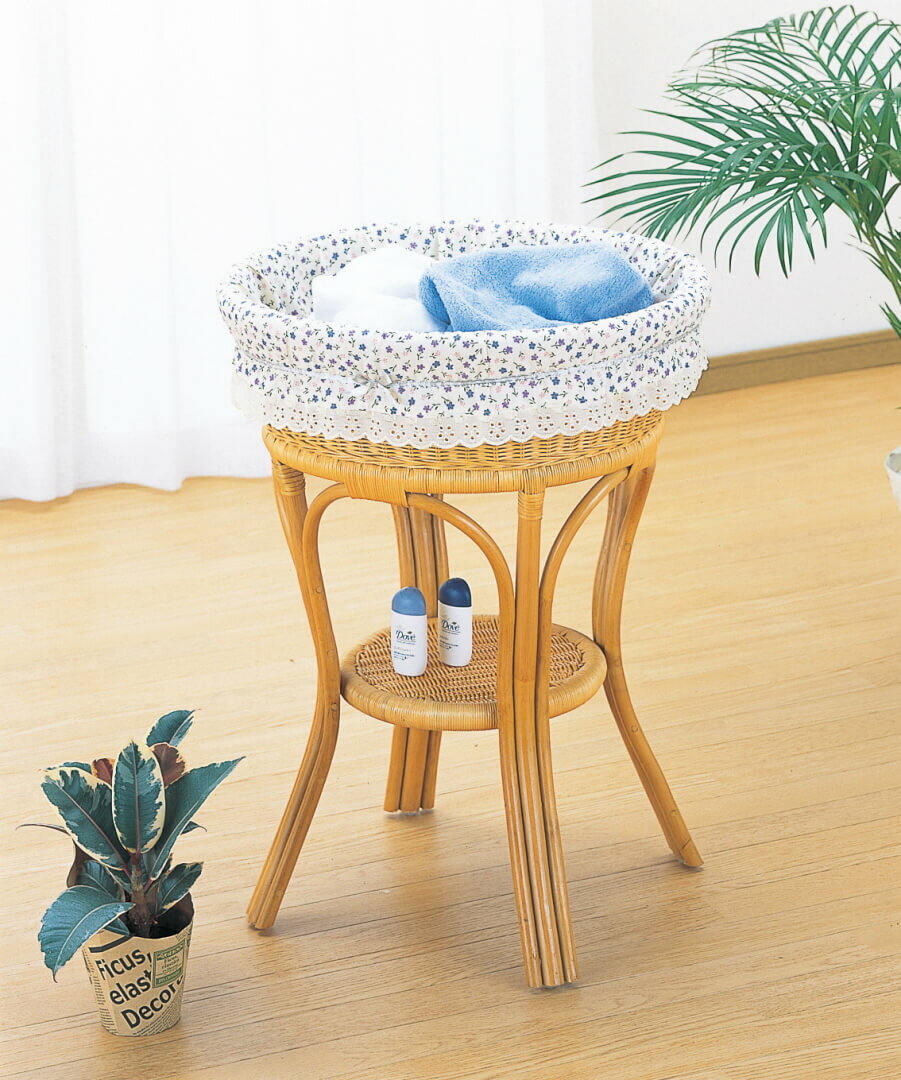 籐ランドリースタンド　タオルやサニタリーバス用品などの一時置きとしておしゃれな丸型タイプの籐ランドリー　天然素材 籐で心やすらぐ空間を　衣類などがひっかからないフリルカバー付（取り外し可能）南国リゾートでのバカンス気分に