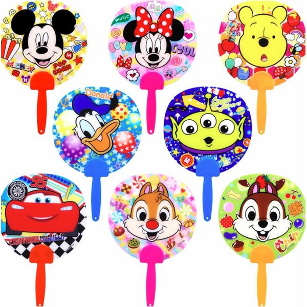 ミッキーやミニーなどディズニーキャラクターの絵柄のうちわ 持ち運び便利なミニサイズ プラスティック製で水を弾くから水場でも使えます。 サイズ約22×14cm 8柄アソート　