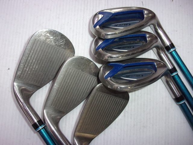 商品詳細 種別 レディis モデル ゼクシオ2022 Blue フレックス A 本数 6 長さ 36.25 ライ角 62.5 キックポイント 中調子 ヘッド体積 0 メーカー ダンロップ シャフト MP1200L 6本セット ロフト 30 番手 7-9 P・A・S クラブ重量 0 バランス B8 ヘッド素材 SUS630ステンレス 定価（税抜） 150000 傷の程度 ヘッドカバー 無 フェース 【B-】傷が多数あり ソール 【B-】傷が多数あり グリップ 【B-】傷が多数あり クラウン 【B-】傷が多数あり シャフト状態 【B-】傷が多数あり その他コメント