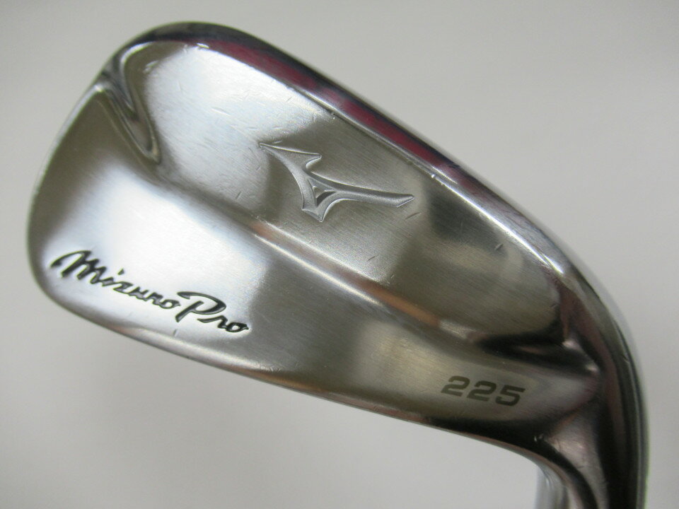 ■商品情報 メーカー名 ミズノ モデル名 Mizuno Pro 225 クラブ種別 アイアンセット シャフト名 ダイナミックゴールド 95 ヘッドカバー 無し 利き腕 男性用右利き 商品ランク C 付属品 対象外 リグリップ 無し 店舗からのコメント 商品コード 20700217401164738001 ※付属品の詳細については商品画像にてご確認下さい。商品画像にて掲載がない場合は在庫店舗へお問い合わせ下さい。 ■商品スペック 硬さ S200 長さ 37.75 バランス D2 総重量 402 セット本数 6 セット内訳 5-9 P ■在庫店舗 店舗名 ゴルフドゥ！豊田248店 店舗住所 愛知県豊田市広路町2?20 店舗連絡先 0565-37-1151 ※スペックは5番アイアン（5番アイアンがないセットは先頭の番手）の実測値です。（※アイアンセット用項目）※当店ではいかなる理由においてもお客様都合による返品・キャンセル・交換はお承り致しません。ご注文商品をよくお確かめの上ご注文下さい。 ■商品ランクについて Sランク クラウン：無傷でシュリンクが付いた状態。 ソール：無傷でシュリンクが付いた状態。 フェイス：無傷でシュリンクが付いた状態。 Aランク クラウン：無傷の状態。 ソール：1〜2回試打した程度で目に見える傷が無い状態。 フェイス：1〜2回試打した程度で目に見える傷が無い状態。 Bランク クラウン：無傷の状態。 ソール：細かい傷は若干あるが、ヘコミは無い状態。使用頻度が少なくロゴの塗装はがれが無い状態。 フェイス：細かい傷は若干あるが、ヘコミは無い状態。使用頻度が少なくスコアラインの塗装のはがれが無い状態 Cランク クラウン：多少の細かい傷がある状態。 ソール：ヘコミは無いが、傷がやや目立つ状態。 フェイス：ヘコミは無いが、塗装のはがれや、傷がやや目立つ状態。 Dランク クラウン：傷や塗装のはがれはあるが、ヘコミが無くプレーに支障は無い状態。 ソール：傷は目立つが、ヘコミが無くプレーに支障は無い状態。 フェイス：傷は目立つが、ヘコミが無くプレーに支障は無い状態。 ■ご注意 ご注意 お使いのモニターの発色具合によって、実際のものと色が異なる場合がございます。 【ご注文前にご確認ください】 店舗によっては定休日を設けている場合がございます。定休日のご注文は翌営業日以降の対応となりますのであらかじめご了承くださいますようお願いいたします。 ◆各店舗の定休日・営業時間はこちらにてご確認ください。 商品やご注文内容に不備があった場合、ご注文時にご登録いただきました連絡先へご連絡させていただく場合がございます。 ご注文の際は必ず当店からの連絡が受信可能な連絡先をご登録くださいますようお願いいたします。 また、こちらの商品は店頭でも販売を行っております。ご注文後に在庫が確保できない場合はご注文をキャンセルとさせていただきます。 あらかじめご了承の上ご利用下さいますようお願いいたします。【中古】ミズノ Mizuno Pro 225 アイアンセット S200フレックス 37.75インチ ダイナミックゴールド 95 Cランク 右利き用 MIZUNO ゴルフクラブ ゴルフドゥ ゴルフ用品 GOLF DO 中古ゴルフクラブ ■商品画像 -クリックで別タブが開きます- ■商品情報 メーカー名 ミズノ モデル名 Mizuno Pro 225 クラブ種別 アイアンセット シャフト名 ダイナミックゴールド 95 ヘッドカバー 無し 利き腕 男性用右利き 商品ランク C 付属品 対象外 リグリップ 無し 店舗からのコメント 商品コード 20700217401164738001 ※付属品の詳細については商品画像にてご確認下さい。商品画像にて掲載がない場合は在庫店舗へお問い合わせ下さい。 ■商品スペック 硬さ S200 長さ 37.75 バランス D2 総重量 402 セット本数 6 セット内訳 5-9 P ■在庫店舗 -商品に関するお問い合わせはこちら- 店舗名 ゴルフドゥ！豊田248店 店舗住所 愛知県豊田市広路町2?20 店舗連絡先 0565-37-1151 ※スペックは5番アイアン（5番アイアンがないセットは先頭の番手）の実測値です。（※アイアンセット用項目）※当店ではいかなる理由においてもお客様都合による返品・キャンセル・交換はお承り致しません。ご注文商品をよくお確かめの上ご注文下さい。 【ご注文前にご確認ください】 店舗によっては定休日を設けている場合がございます。定休日のご注文は翌営業日以降の対応となりますのであらかじめご了承くださいますようお願いいたします。 ◆各店舗の定休日・営業時間はこちらにてご確認ください。 商品やご注文内容に不備があった場合、ご注文時にご登録いただきました連絡先へご連絡させていただく場合がございます。 ご注文の際は必ず当店からの連絡が受信可能な連絡先をご登録くださいますようお願いいたします。 また、こちらの商品は店頭でも販売を行っております。ご注文後に在庫が確保できない場合はご注文をキャンセルとさせていただきます。 あらかじめご了承の上ご利用下さいますようお願いいたします。