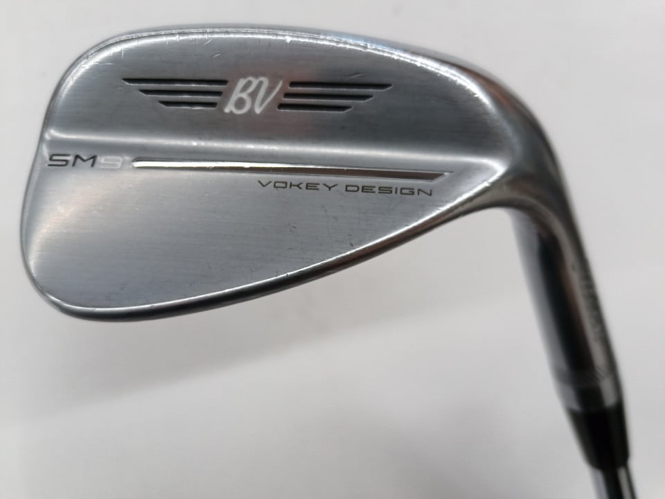 ■商品情報 メーカー名 タイトリスト モデル名 VOKEY SM9 ツアークローム クラブ種別 ウェッジ シャフト名 NSプロ950GH neo ヘッドカバー 無し 利き腕 男性用右利き 商品ランク C 付属品 対象外 リグリップ 有り 店舗からのコメント 商品コード 21770317401164219004 ※付属品の詳細については商品画像にてご確認下さい。商品画像にて掲載がない場合は在庫店舗へお問い合わせ下さい。 ■商品スペック ロフト 52 バウンス角 12 硬さ R 長さ 35.0 バランス D1 総重量 448 ■在庫店舗 店舗名 ゴルフドゥ！福山王子店 店舗住所 広島県福山市王子町2-13-1 店舗連絡先 084-944-8489 ※スペックは5番アイアン（5番アイアンがないセットは先頭の番手）の実測値です。（※アイアンセット用項目）※当店ではいかなる理由においてもお客様都合による返品・キャンセル・交換はお承り致しません。ご注文商品をよくお確かめの上ご注文下さい。 ■商品ランクについて Sランク クラウン：無傷でシュリンクが付いた状態。 ソール：無傷でシュリンクが付いた状態。 フェイス：無傷でシュリンクが付いた状態。 Aランク クラウン：無傷の状態。 ソール：1〜2回試打した程度で目に見える傷が無い状態。 フェイス：1〜2回試打した程度で目に見える傷が無い状態。 Bランク クラウン：無傷の状態。 ソール：細かい傷は若干あるが、ヘコミは無い状態。使用頻度が少なくロゴの塗装はがれが無い状態。 フェイス：細かい傷は若干あるが、ヘコミは無い状態。使用頻度が少なくスコアラインの塗装のはがれが無い状態 Cランク クラウン：多少の細かい傷がある状態。 ソール：ヘコミは無いが、傷がやや目立つ状態。 フェイス：ヘコミは無いが、塗装のはがれや、傷がやや目立つ状態。 Dランク クラウン：傷や塗装のはがれはあるが、ヘコミが無くプレーに支障は無い状態。 ソール：傷は目立つが、ヘコミが無くプレーに支障は無い状態。 フェイス：傷は目立つが、ヘコミが無くプレーに支障は無い状態。 ■ご注意 ご注意 お使いのモニターの発色具合によって、実際のものと色が異なる場合がございます。 【ご注文前にご確認ください】 店舗によっては定休日を設けている場合がございます。定休日のご注文は翌営業日以降の対応となりますのであらかじめご了承くださいますようお願いいたします。 ◆各店舗の定休日・営業時間はこちらにてご確認ください。 商品やご注文内容に不備があった場合、ご注文時にご登録いただきました連絡先へご連絡させていただく場合がございます。 ご注文の際は必ず当店からの連絡が受信可能な連絡先をご登録くださいますようお願いいたします。 また、こちらの商品は店頭でも販売を行っております。ご注文後に在庫が確保できない場合はご注文をキャンセルとさせていただきます。 あらかじめご了承の上ご利用下さいますようお願いいたします。【中古】タイトリスト VOKEY SM9 ツアークローム ウェッジ 52° Rフレックス 35.0インチ NSプロ950GH neo Cランク 右利き用 Titleist ゴルフクラブ ゴルフドゥ ゴルフ用品 GOLF DO 中古ゴルフクラブ ■商品画像 -クリックで別タブが開きます- ■商品情報 メーカー名 タイトリスト モデル名 VOKEY SM9 ツアークローム クラブ種別 ウェッジ シャフト名 NSプロ950GH neo ヘッドカバー 無し 利き腕 男性用右利き 商品ランク C 付属品 対象外 リグリップ 有り 店舗からのコメント 商品コード 21770317401164219004 ※付属品の詳細については商品画像にてご確認下さい。商品画像にて掲載がない場合は在庫店舗へお問い合わせ下さい。 ■商品スペック ロフト 52 バウンス角 12 硬さ R 長さ 35.0 バランス D1 総重量 448 ■在庫店舗 -商品に関するお問い合わせはこちら- 店舗名 ゴルフドゥ！福山王子店 店舗住所 広島県福山市王子町2-13-1 店舗連絡先 084-944-8489 ※スペックは5番アイアン（5番アイアンがないセットは先頭の番手）の実測値です。（※アイアンセット用項目）※当店ではいかなる理由においてもお客様都合による返品・キャンセル・交換はお承り致しません。ご注文商品をよくお確かめの上ご注文下さい。 【ご注文前にご確認ください】 店舗によっては定休日を設けている場合がございます。定休日のご注文は翌営業日以降の対応となりますのであらかじめご了承くださいますようお願いいたします。 ◆各店舗の定休日・営業時間はこちらにてご確認ください。 商品やご注文内容に不備があった場合、ご注文時にご登録いただきました連絡先へご連絡させていただく場合がございます。 ご注文の際は必ず当店からの連絡が受信可能な連絡先をご登録くださいますようお願いいたします。 また、こちらの商品は店頭でも販売を行っております。ご注文後に在庫が確保できない場合はご注文をキャンセルとさせていただきます。 あらかじめご了承の上ご利用下さいますようお願いいたします。