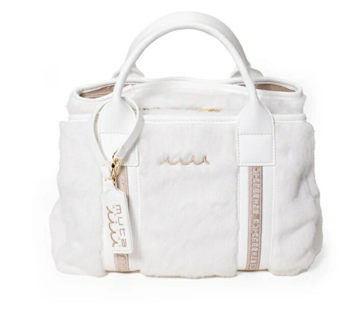 触り心地の良いふわふわのエコファーを使用したシーズンムードを彩るバッグ。 人口毛皮のエコファー素材 ハンドルには耐久性のあるCONTINUAエシカルレザー使用 マチ広の中央はジップ仕様、両面にボタン付きポケットを配置 用途に応じて使い分けしやすい構造 普段使いからラウンドバッグとしてもおすすめ SIZE 25 × 21 × 16 cm MATERIAL ポリエステル 合成皮革（エシカルレザー）