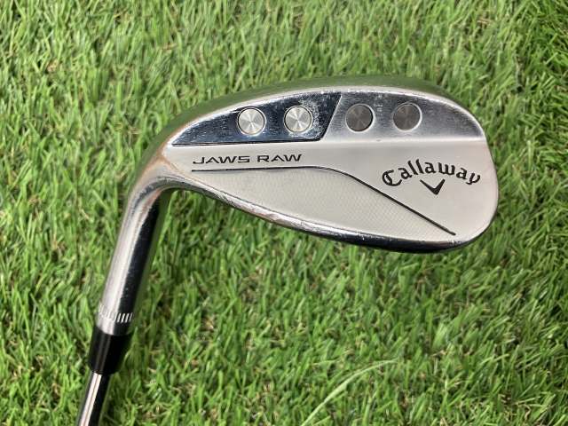 ■ 商品詳細 ■ 種別 レフティーウェッジ メーカー キャロウェイ モデル JAWS RAW CHROME 60-8Z シャフト MODUS3TOUR125(JP) フレックス X ロフト 60 本数 1 番手 60 長さ 35 クラブ重量 465 ライ角 64 バランス D3 キックポイント 手元調子 ヘッド素材 軟鉄鋳造 ヘッド体積 0 定価 27000 ■ 傷の程度 ■ ヘッドカバー 無 グリップ 【C 】傷が多数目立つ フェース 【C 】傷が多数目立つ クラウン 【C 】傷が多数目立つ ソール 【C 】傷が多数目立つ シャフト状態 【C 】傷が多数目立つ ■ 特記事項 ■