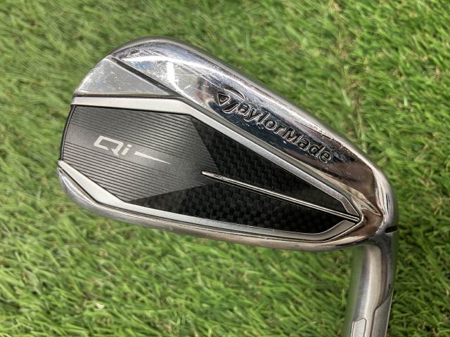 ■ 商品詳細 ■ 種別 ユーティリティ(ロングアイアンを含む) メーカー テーラーメイド モデル Qi #7 シャフト Diamana Blue TM60(JP) フレックス R ロフト 0 本数 1 番手 7I 長さ 37.25 クラブ重量 367 ライ角 0 バランス 0 キックポイント 中調子 ヘッド素材 ステンレススチール ヘッド体積 0 定価 26000 ■ 傷の程度 ■ ヘッドカバー 無 グリップ 【B-】傷が多数あり フェース 【B-】傷が多数あり クラウン 【B-】傷が多数あり ソール 【B-】傷が多数あり シャフト状態 【B-】傷が多数あり ■ 特記事項 ■ 要確認：単品アイアン