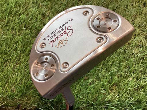 タイプ男性用利き手右利き商品コード2100400146051クラブ種別パターメーカー名タイトリスト商品名SCOTTY　CAMERON　Special　select　FLOWBACK　5．5　34インチ発売年2020シャフトスチールシャフト材質スチールメーカーフレックスその他フレックスその他クラブセット組合せ内容クラブセット本数0クラブセット不足本数0クラブセット実本数0総合ランク&nbsp;ランクについて傷状態：ヘッド上部B傷状態：フェースB傷状態：ヘッド下部B傷状態：シャフトB傷状態：グリップオリジナル 良好傷状態：ヘッドカバーヘッドカバー無し査定特記・商品状態&nbsp;メーカーカタログ情報となりますので、実商品と異なる場合がございます。ヘッドロフト角(°)3.5ヘッド体積(cc)シャフト長(インチ)34クラブ重量(g)店舗名&nbsp;-&nbsp;住所&nbsp;-&nbsp;電話番号&nbsp;-&nbsp;タイトリストSCOTTY　CAMERON　Special　select　FLOWBACK　5.5　34インチ