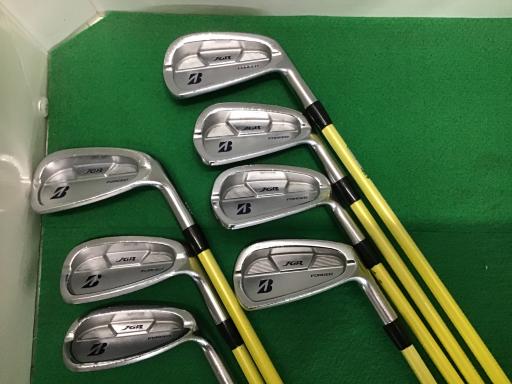 タイプ男性用利き手右利き商品コード2100394078093クラブ種別アイアンセットメーカー名ブリヂストン商品名BRIDGESTONE　JGR　FORGED　8S発売年2015シャフトTour　AD　J16−11Iシャフト材質メーカーフレッ...