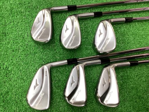 タイプ男性用利き手右利き商品コード2100400618237クラブ種別アイアンセットメーカー名ミズノ商品名Mizuno　Pro　245　6S発売年2023シャフトNS　PRO　MODUS3　TOUR105シャフト材質メーカーフレックスSフレックスSクラブセット組合せ内容5I．6I．7I．8I．9I．PWクラブセット本数6クラブセット不足本数0クラブセット実本数6総合ランク&nbsp;ランクについて傷状態：ヘッド上部B傷状態：フェースB傷状態：ヘッド下部B傷状態：シャフトB傷状態：グリップオリジナル 良好傷状態：ヘッドカバーヘッドカバー無し査定特記・商品状態&nbsp;メーカーカタログ情報となりますので、実商品と異なる場合がございます。ヘッドロフト角(°)24ヘッド体積(cc)シャフト長(インチ)37.75クラブ重量(g)店舗名ヴィクトリアゴルフ富士店住所静岡県富士市青葉町387電話番号0545-65-7511ミズノMizuno　Pro　245　6S