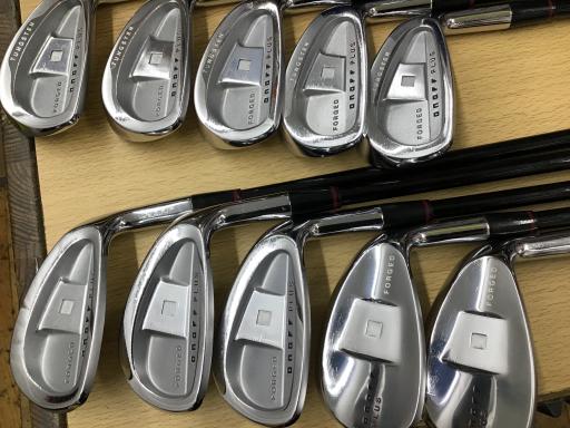 タイプ男性用利き手右利き商品コード2100400314665クラブ種別アイアンセットメーカー名グローブライド商品名ONOFF　＋（PLUS）（2007）　10S発売年2006シャフトSMOOTH　KICK　MP−707Iシャフト材質メーカーフレックスSフレックスSクラブセット組合せ内容3I．4I．5I．6I．7I．8I．9I．PW．AW．SWクラブセット本数10クラブセット不足本数0クラブセット実本数10総合ランク&nbsp;ランクについて傷状態：ヘッド上部C傷状態：フェースC傷状態：ヘッド下部C傷状態：シャフトC傷状態：グリップオリジナル 傷あり傷状態：ヘッドカバーヘッドカバー無し査定特記・商品状態&nbsp;メーカーカタログ情報となりますので、実商品と異なる場合がございます。ヘッドロフト角(°)26ヘッド体積(cc)シャフト長(インチ)37.75クラブ重量(g)382店舗名新大橋通り船堀店住所東京都江戸川区松江5-20-2電話番号03-5659-3541グローブライドONOFF　+(PLUS)(2007)　10S